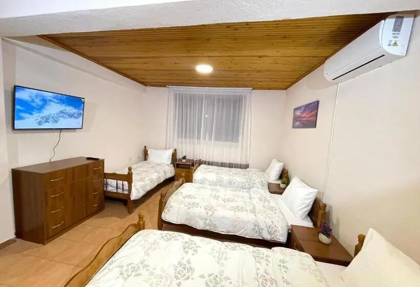 Quarto Quadruple Clássico, Shkodra Guest House