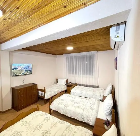 Quarto Quadruple Clássico, Shkodra Guest House