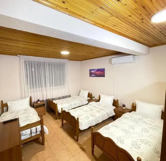 Quarto Quadruple Clássico, Shkodra Guest House