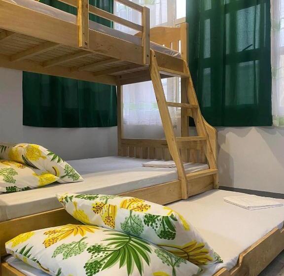 غرفة عائلية, Nińas Transient Baler