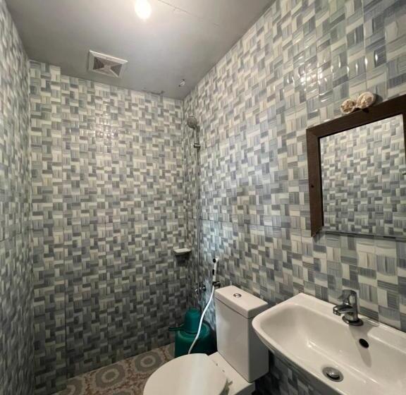 غرفة عائلية, Nińas Transient Baler