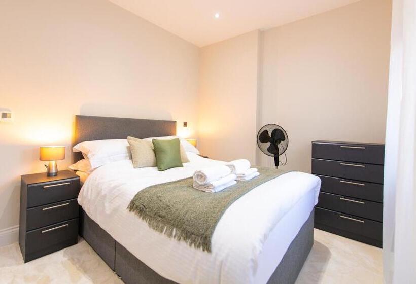 Апартаменты Deluxe 1 Спальня, Ealing Residency