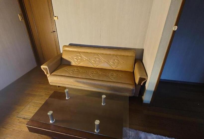 이코노미 쿼드러플룸(공용 화장실), 1800