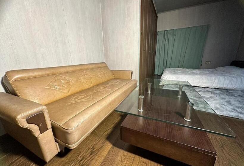 غرفة رباعية اقتصادية مع حمام مشترك, 1800