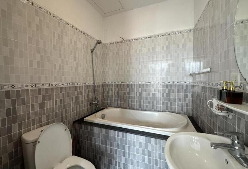 اتاق لوکس خانوادگی, Oyo 1215 3 Lu
