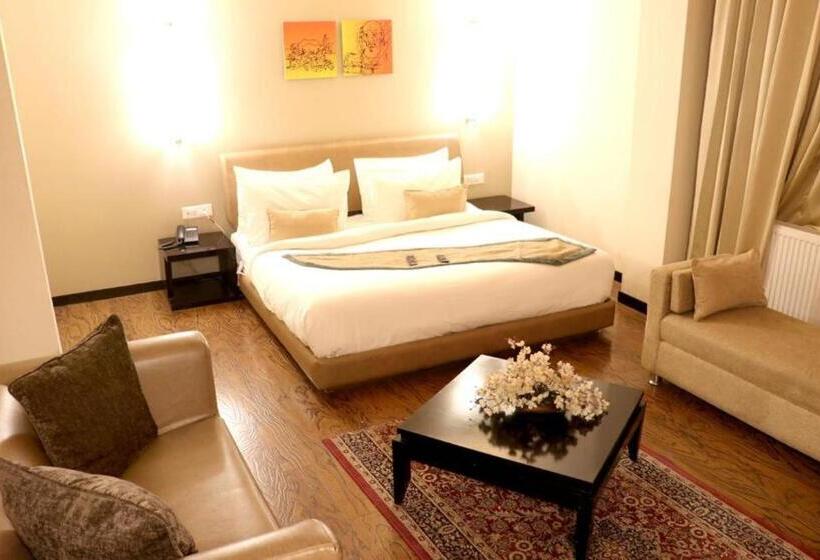 جناح جونيور, Tranquil Retreat Sonamarg