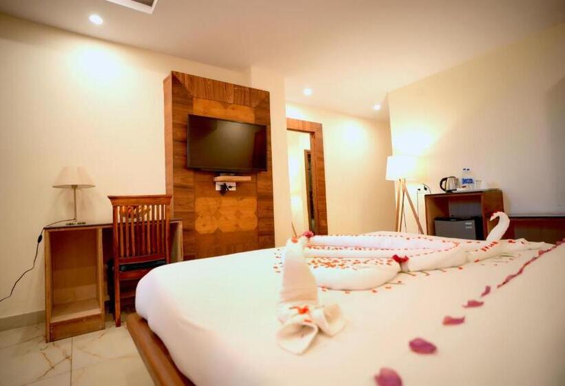 디럭스 룸 킹사이즈 침대, Shivalik Hotel And Resorts