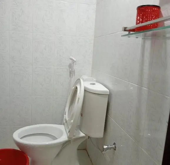اتاق اکونومی, In Need   Near To The Us France Italy Saudi Embassy And Airport
