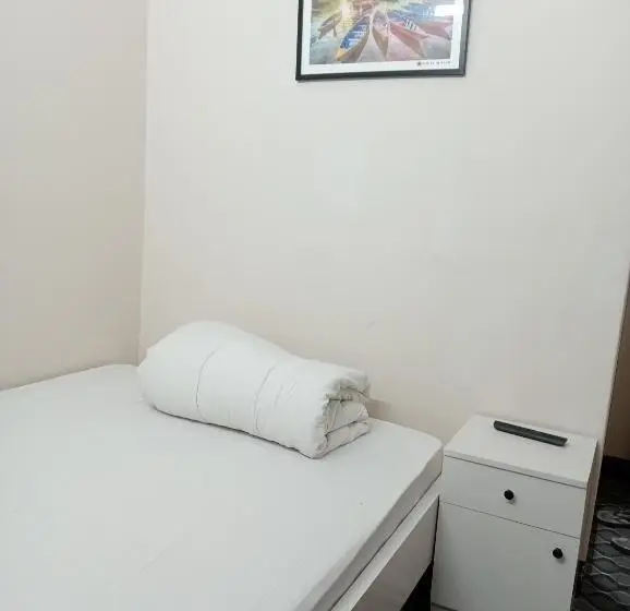 اتاق اکونومی, In Need   Near To The Us France Italy Saudi Embassy And Airport