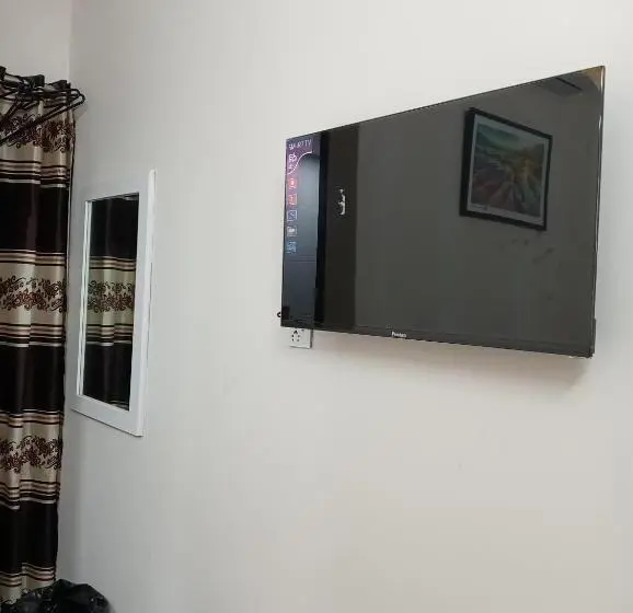 اتاق اکونومی, In Need   Near To The Us France Italy Saudi Embassy And Airport