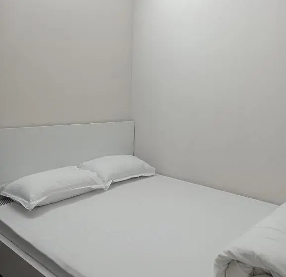 اتاق اکونومی, In Need   Near To The Us France Italy Saudi Embassy And Airport