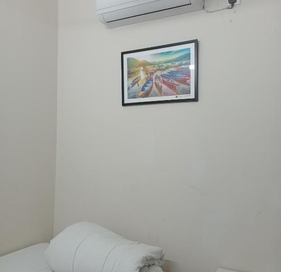 اتاق اکونومی, In Need   Near To The Us France Italy Saudi Embassy And Airport