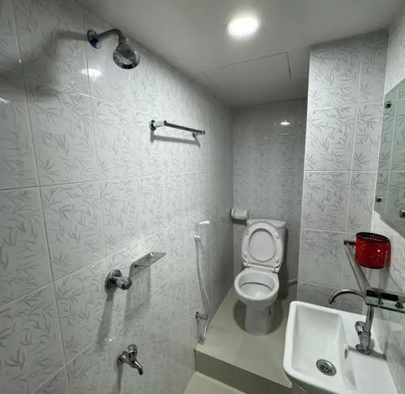 اتاق ساده سه‌ نفره, In Need   Near To The Us France Italy Saudi Embassy And Airport