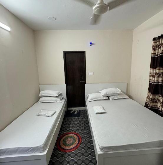 اتاق ساده سه‌ نفره, In Need   Near To The Us France Italy Saudi Embassy And Airport