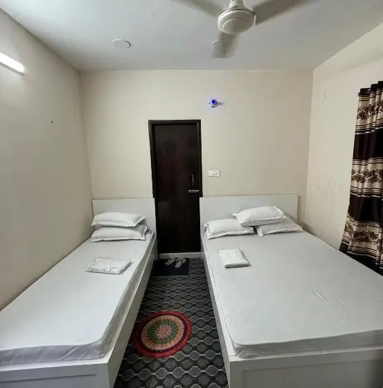 اتاق ساده سه‌ نفره, In Need   Near To The Us France Italy Saudi Embassy And Airport