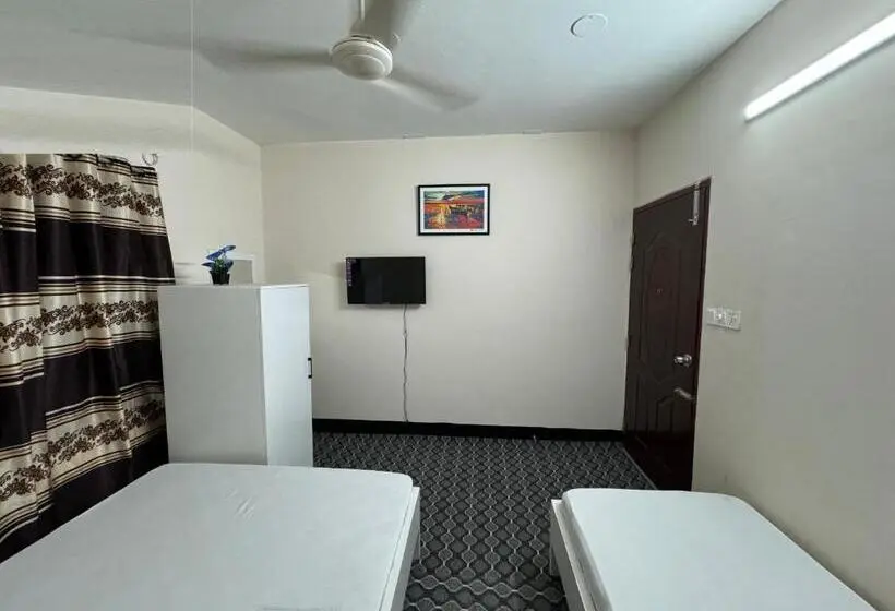 اتاق ساده سه‌ نفره, In Need   Near To The Us France Italy Saudi Embassy And Airport