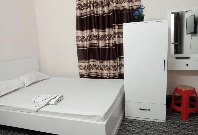 اتاق ساده سه‌ نفره, In Need   Near To The Us France Italy Saudi Embassy And Airport