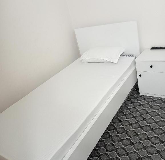 اتاق استاندارد سه نفره, In Need   Near To The Us France Italy Saudi Embassy And Airport
