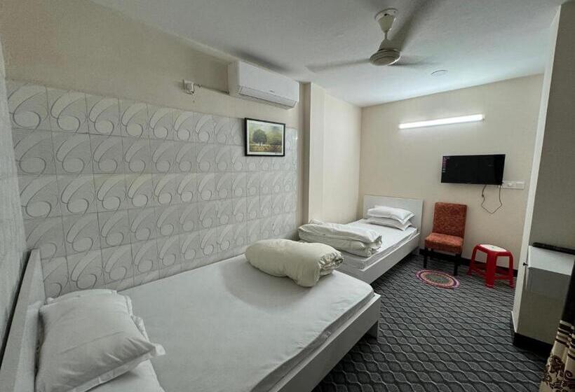 اتاق استاندارد سه نفره, In Need   Near To The Us France Italy Saudi Embassy And Airport