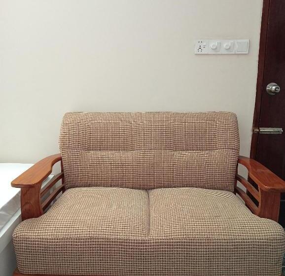اتاق سوپریور سه تخته, In Need   Near To The Us France Italy Saudi Embassy And Airport