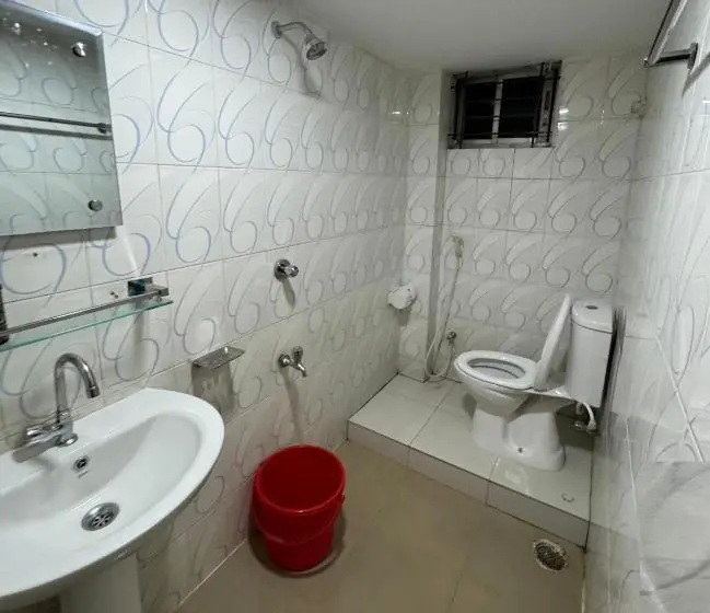 اتاق خانوادگی, In Need   Near To The Us France Italy Saudi Embassy And Airport