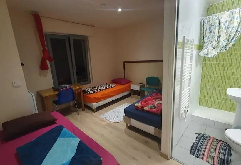 اتاق ساده سه‌ نفره, Le Privilege