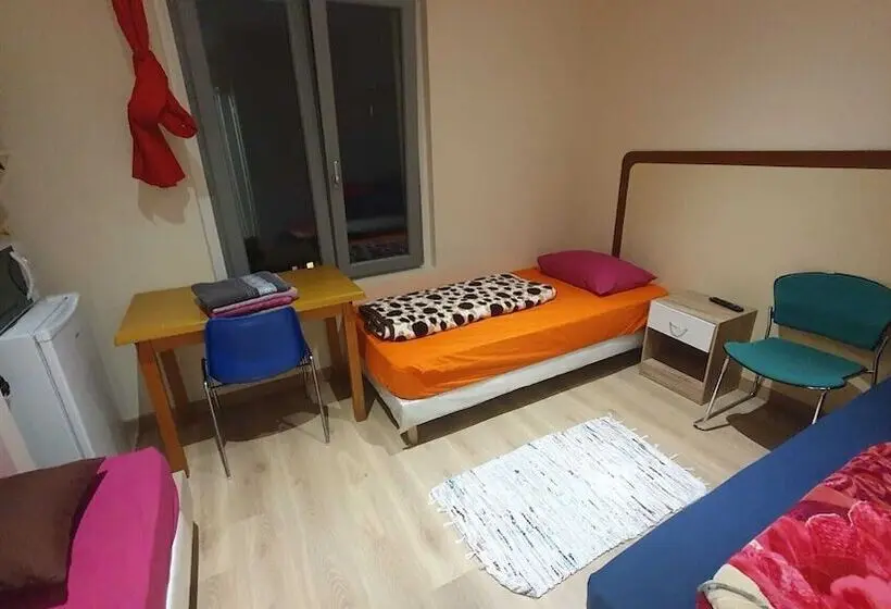 اتاق ساده سه‌ نفره, Le Privilege