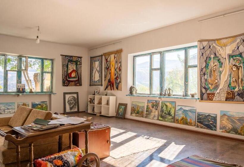 غرفة قياسية, Art Rooms Garni