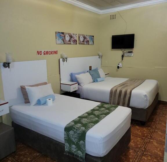 חדר משפחתי, The Wood Guest House