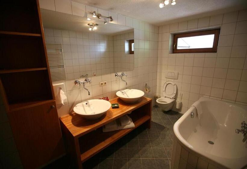 سوییت لوکس, Bio Hotel Saladina