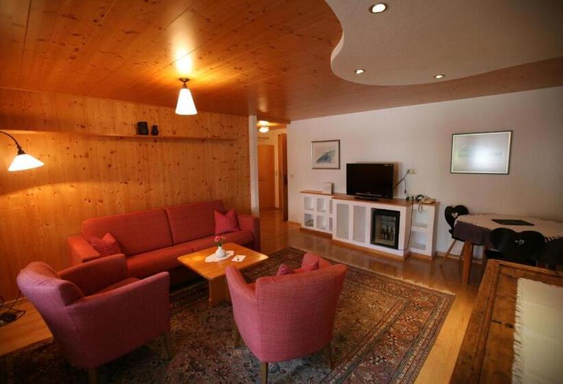 سوییت لوکس, Bio Hotel Saladina