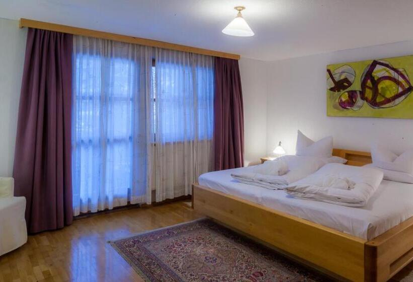 سوییت لوکس, Bio Hotel Saladina