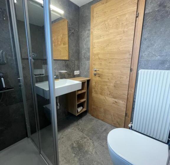 غرفة قياسية ثلاثية, Gästeheim Lederle