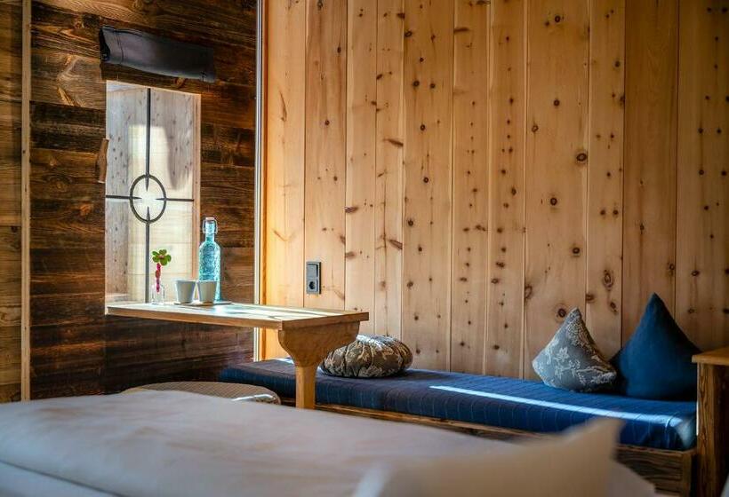 バルコニー付きスタンダードルーム, Mama Thresl