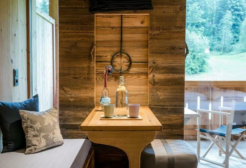 バルコニー付きスタンダードルーム, Mama Thresl