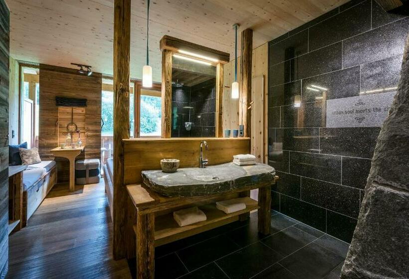 マウンテンビュースタンダードルーム, Mama Thresl