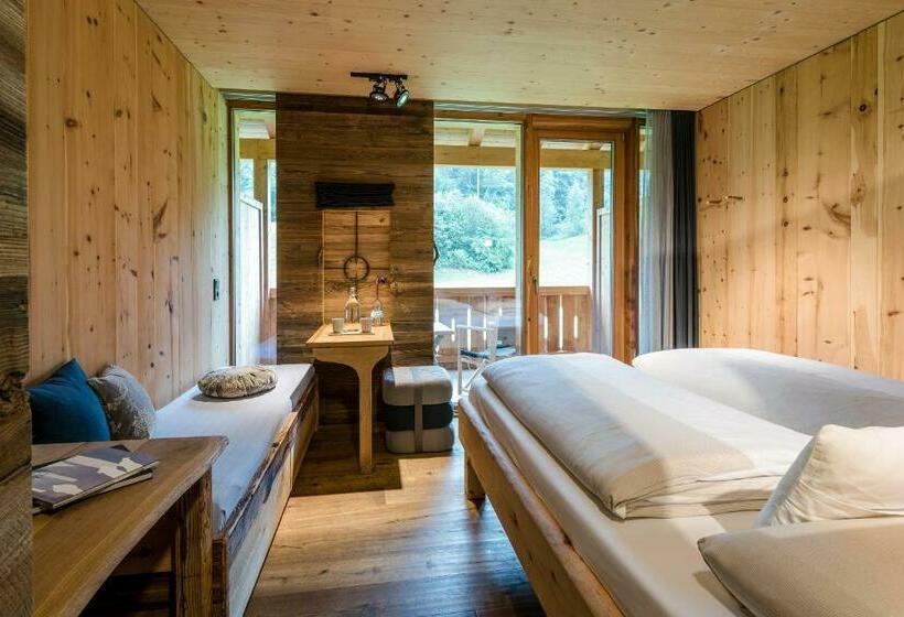 マウンテンビュースタンダードルーム, Mama Thresl