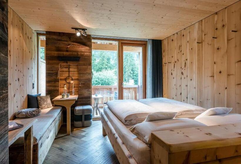 バルコニー付きスタンダードルーム, Mama Thresl