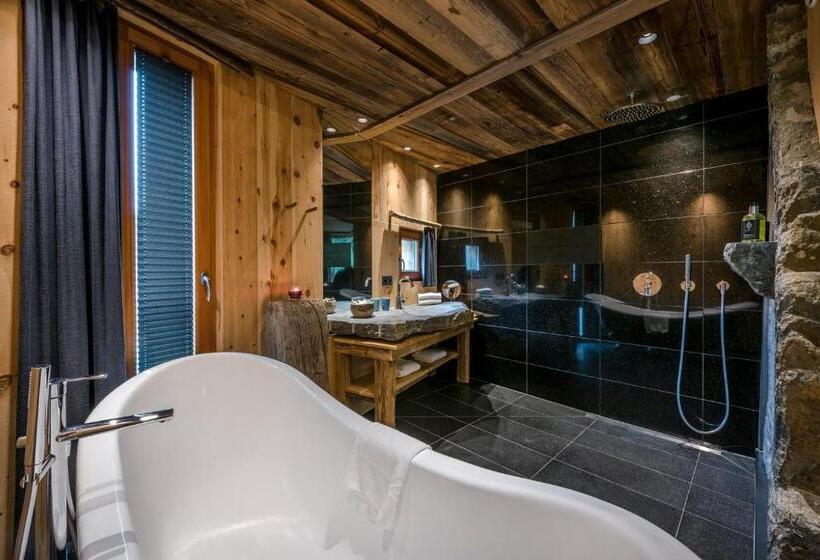 バルコニー付きスタンダードルーム, Mama Thresl