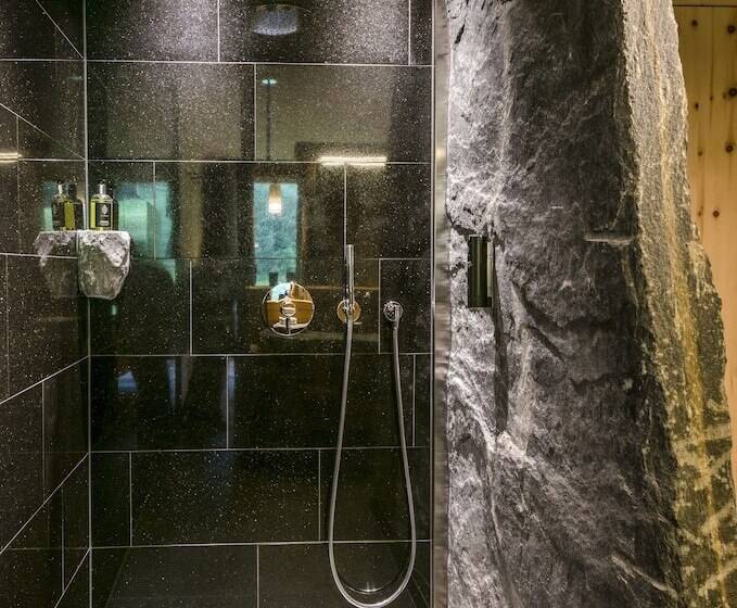 マウンテンビュースタンダードルーム, Mama Thresl