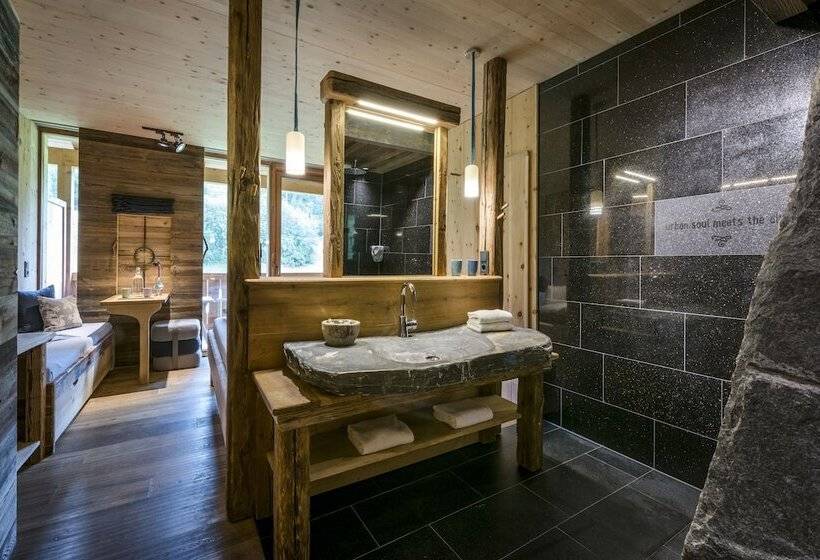 バルコニー付きスタンダードルーム, Mama Thresl