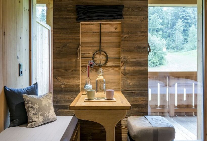 バルコニー付きスタンダードルーム, Mama Thresl