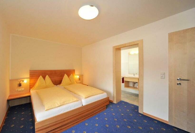 إستديو عائلى, Pension Bergkristall