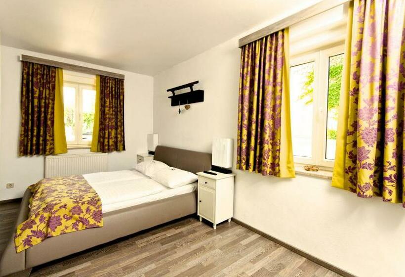 침실 3개 아파트, Zur Steirerstub'n