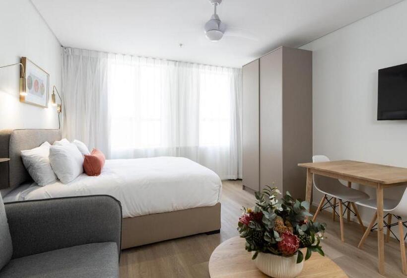 סוויטת ג'וניור, Adderley Gardens