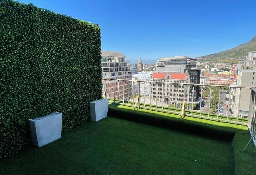سوئیت با بالکن, Adderley Gardens