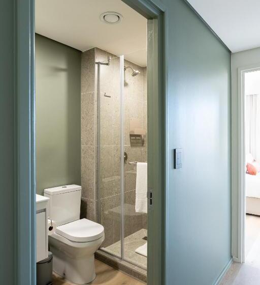 סוויטה עם מרפסת, Adderley Gardens