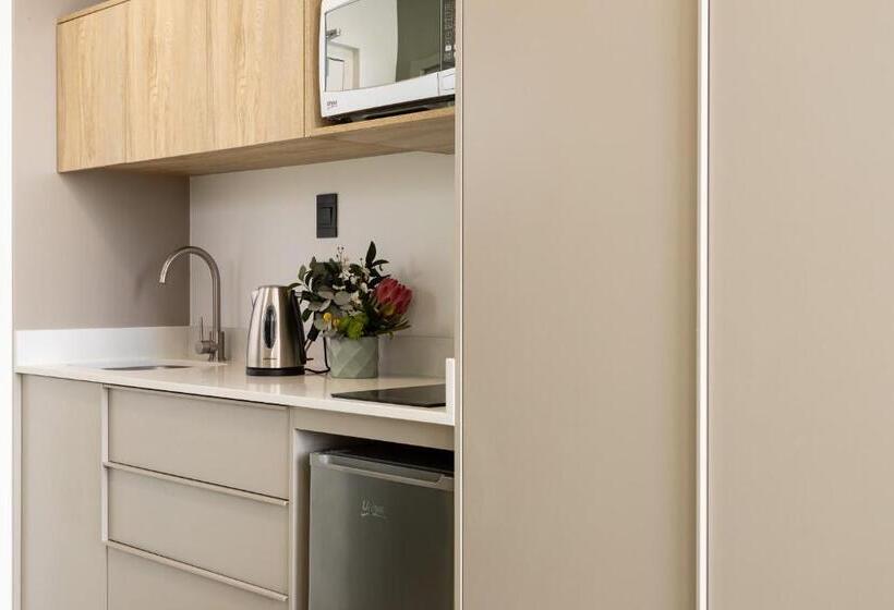 חדר סטודיו סטנדרד, Adderley Gardens