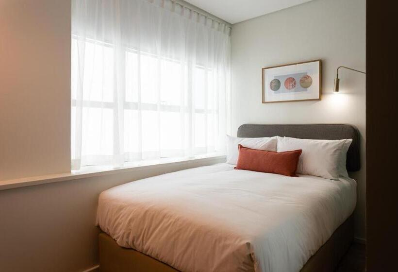 استودیوی استاندارد, Adderley Gardens