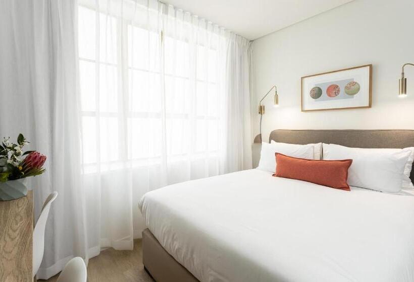 חדר סטודיו סטנדרד, Adderley Gardens